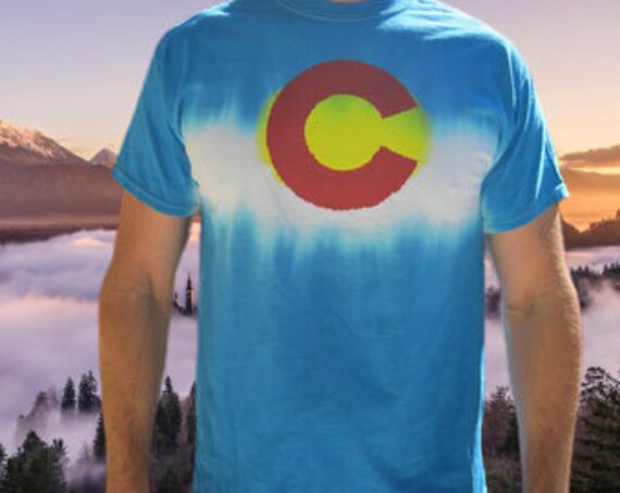 Colorado Flagge Krawatte Dye T-Shirt Colorado Flagge Krawatte Dye T-Shirt von PerfectColoradoHats