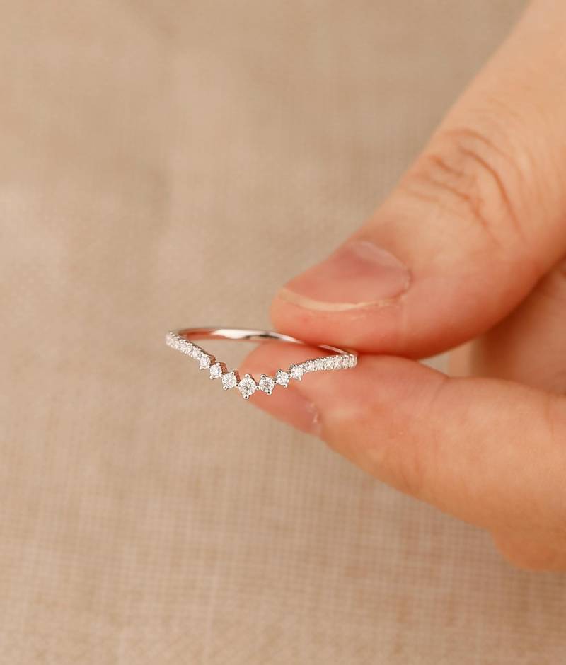 0.23Ctw Rundschliff Moissanite Ehering/Kronenform Design Band Stapelbarer Passender Ring Halbe Ewigkeit Moiisanit Handgemachter Schmuck von PerfectLoverRing