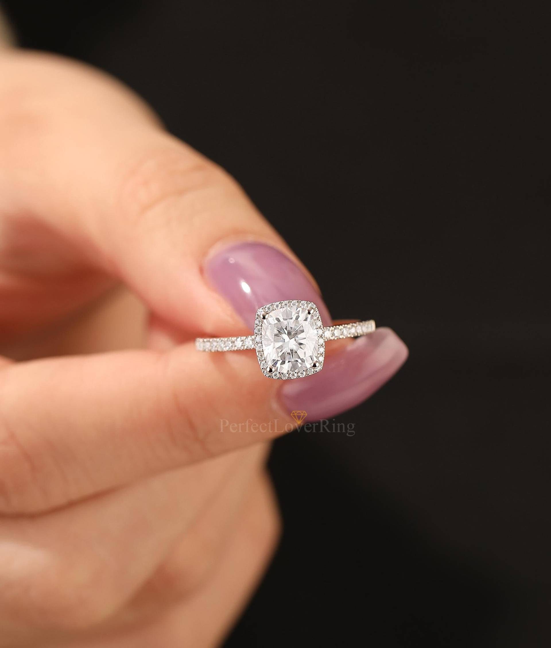 7 X 6 Mm Langer Kissenschliff Moissanite Verlobungsring/Längliche Kissen Hochzeit Versprechen Halo Stapel Ring 14K Weißgold 7 X 6 Mm Langer Kissenschliff Moissanite Verlobungsring/Längliche Kissen Hochzeit Versprechen Halo Stapel Ring 14K Weißgold von PerfectLoverRing