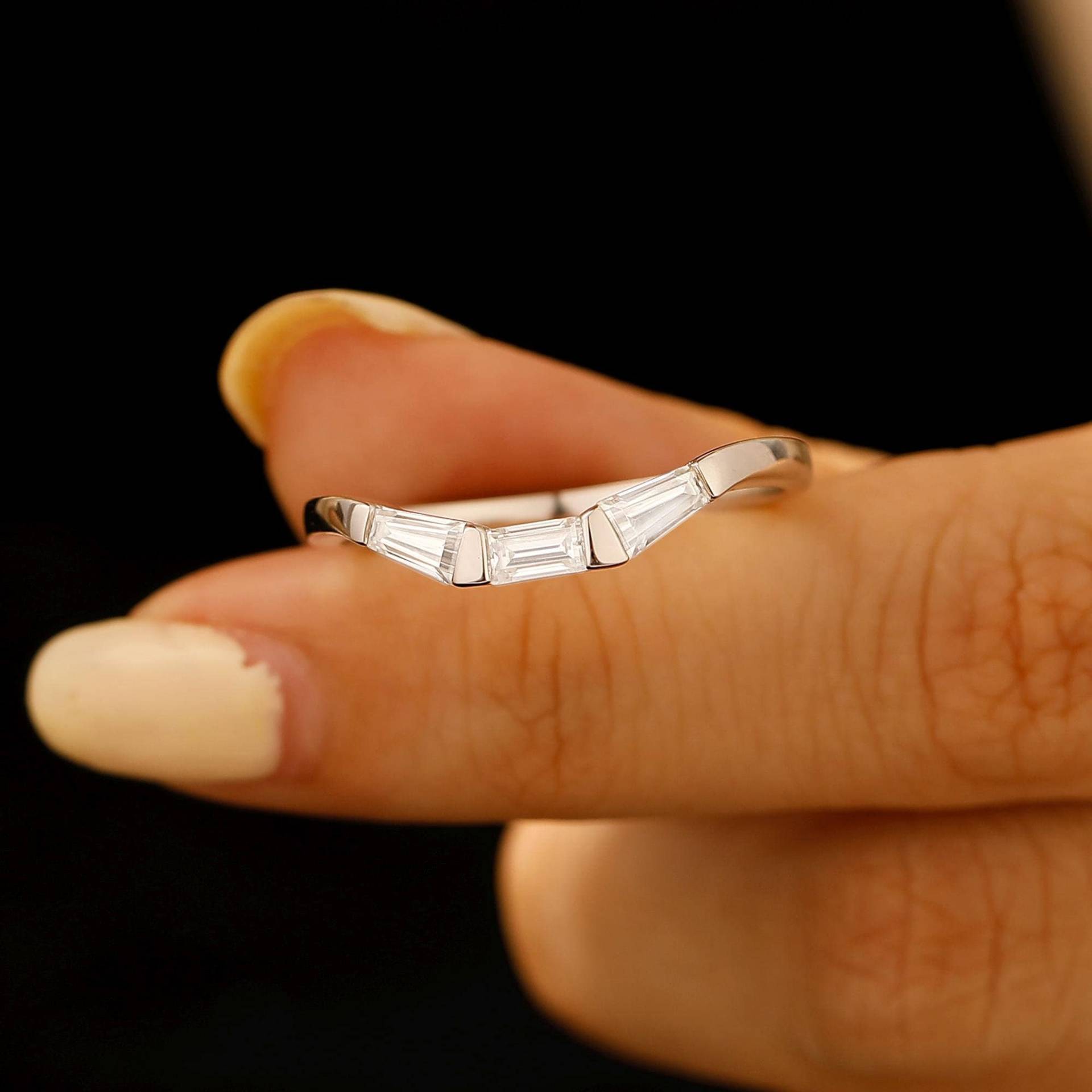 Baguette Moissanite Ehering/Gelbgoldring Passender Stapelring Gebogenes Band Personalisierter Ring Jahrestagsgeschenk Massivgoldring von PerfectLoverRing