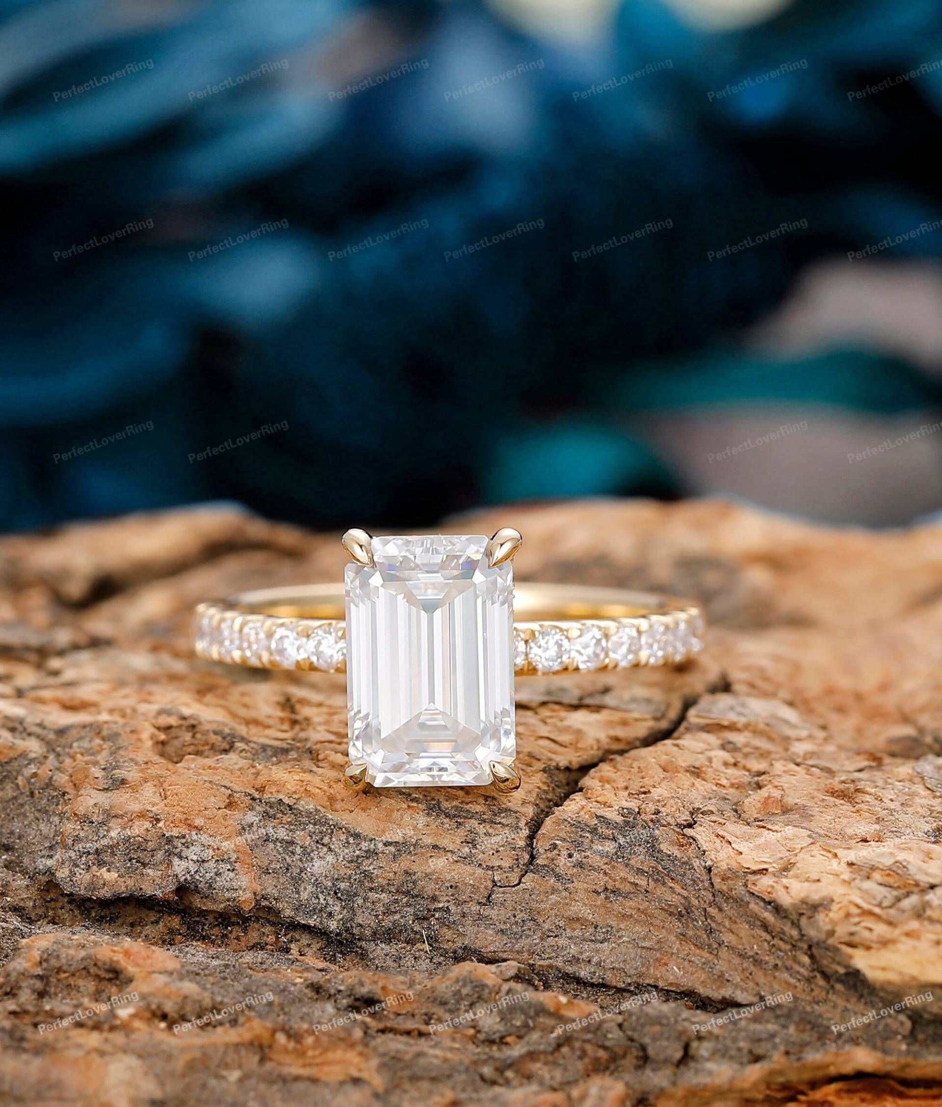 Halbe Ewigkeit Smaragdschliff Ehering/2, 5 Karat Moissanite Verlobungsring Jubiläum Versteckter Halo Ring Massivgoldring Benutzerdefinierter von PerfectLoverRing