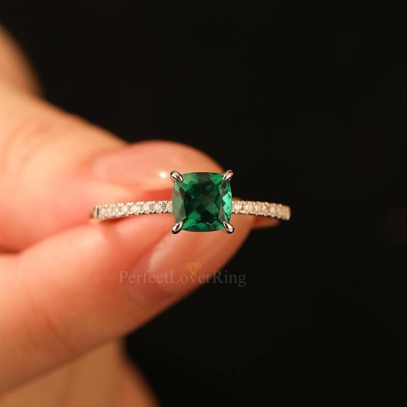 Halber Eternity Moissanit Ring/6.5 Mm Smaragd Im Kissenschliff Lab Made Verlobung Hochzeit Jahrestag Handgefertigter 14K Goldring von PerfectLoverRing