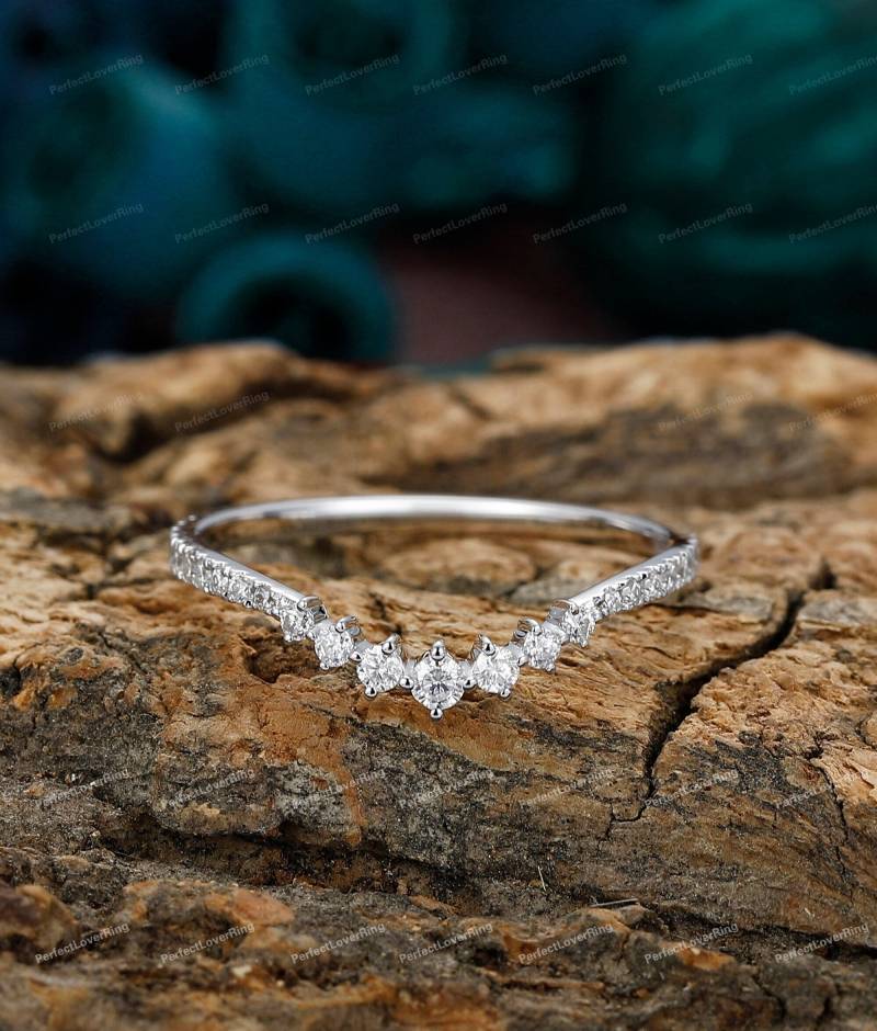 Handgefertigter Ehering/0.31Ctw Rundschliff Moissanite Benutzerdefinierte Ring Top Qualität Stapelring Krone Form Design Band Mom 14K Gold von PerfectLoverRing