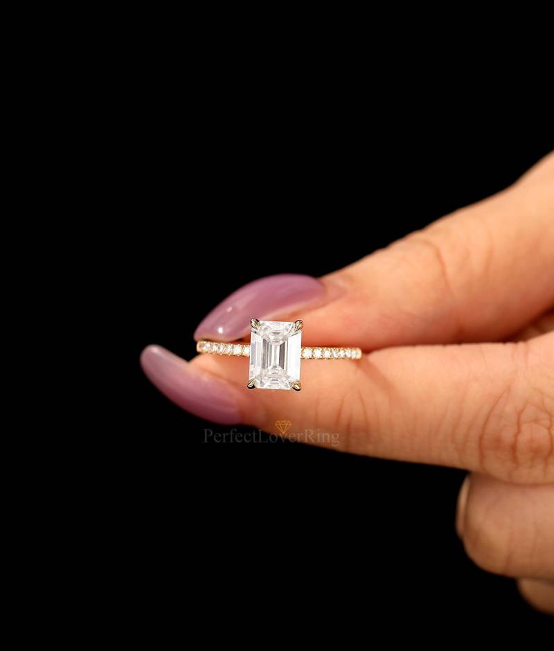 Handgemachter Benutzerdefinierter Ring/6.0x8.0 Mm Moissanit Im Smaragdschliff Verlobung Hochzeit Versprechensring 4 Zinken Halo Halbe Ewigkeit 14K von PerfectLoverRing