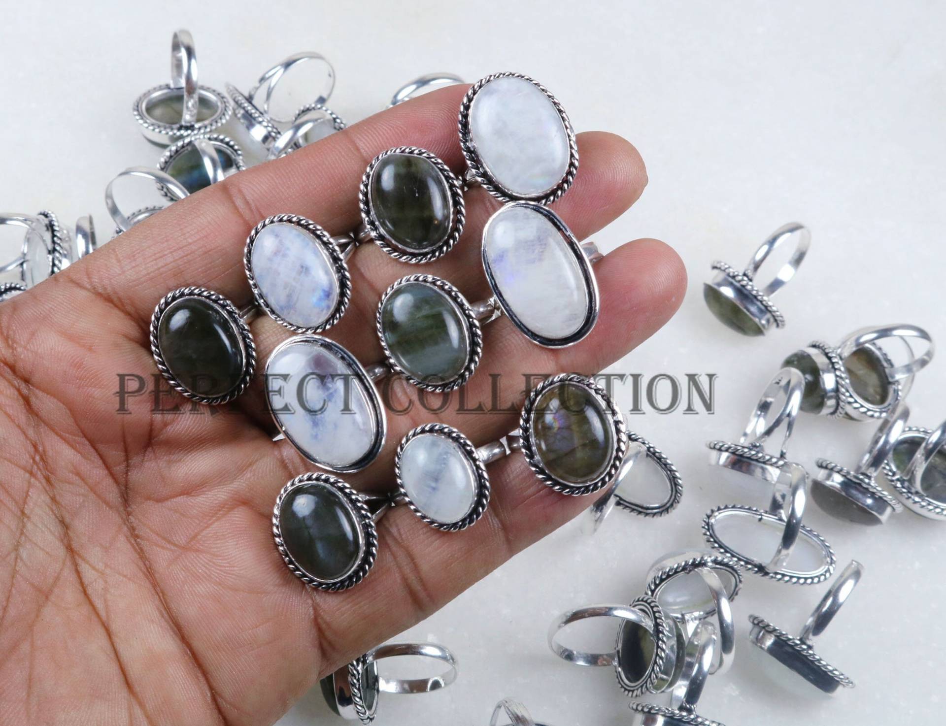Natürlicher Regenbogen Mondstein & Labradorit Edelstein Silber Überzogene Ring Schmuck Größe 6 Bis 9 Natürlicher Regenbogen Mondstein & Labradorit Edelstein Silber Überzogene Ring Schmuck Größe 6 Bis 9 von PerfectcollectionIN