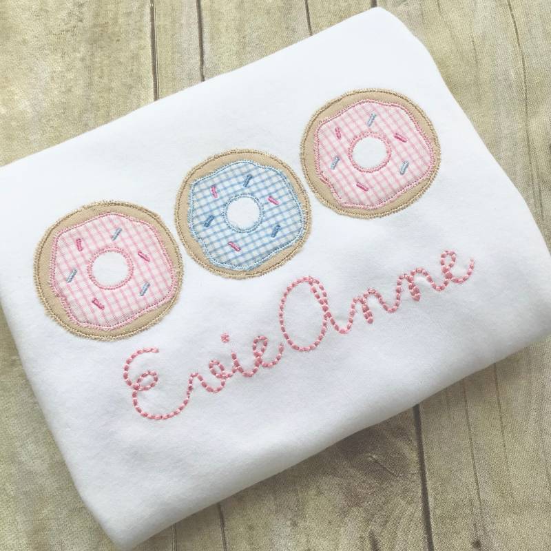 Donuts Trio - Monogrammed Girls Personalzied Shirt Pink Und Blau Personalisiertes Mädchen Windowpane Check Doughnut von PerfectlyPlayfulShop