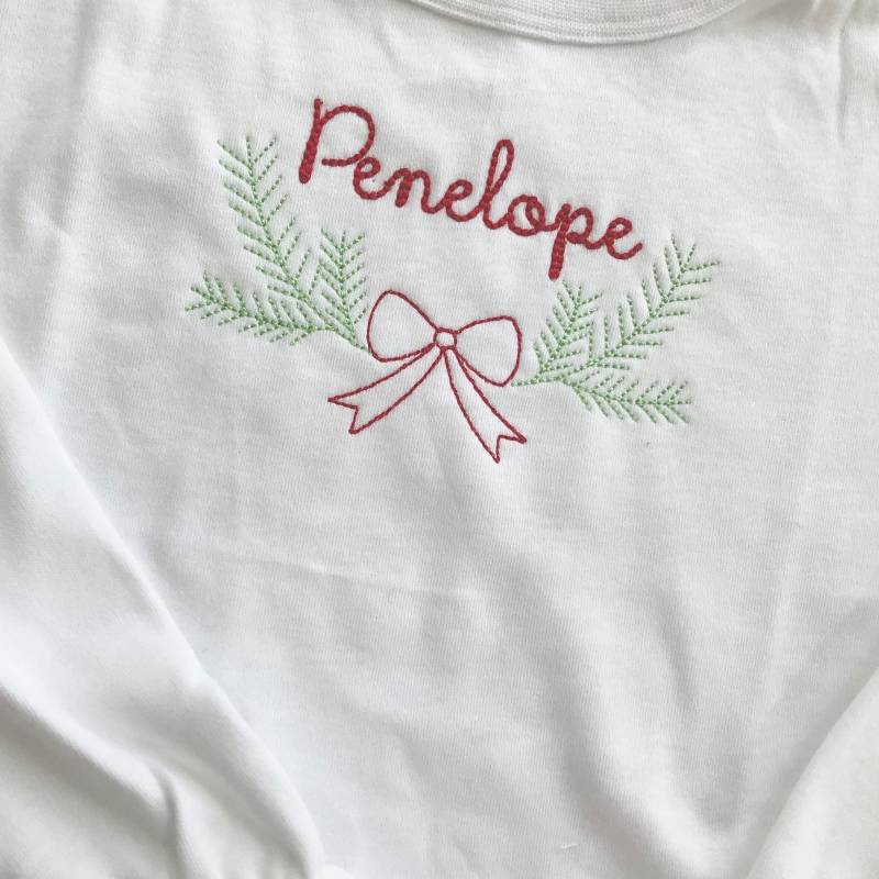 Personalisierte Weihnachten Monogramm Bogen Rahmen Shirt - Rot Und Grün Kindes-Winter-Outfit Monogrammiert von PerfectlyPlayfulShop