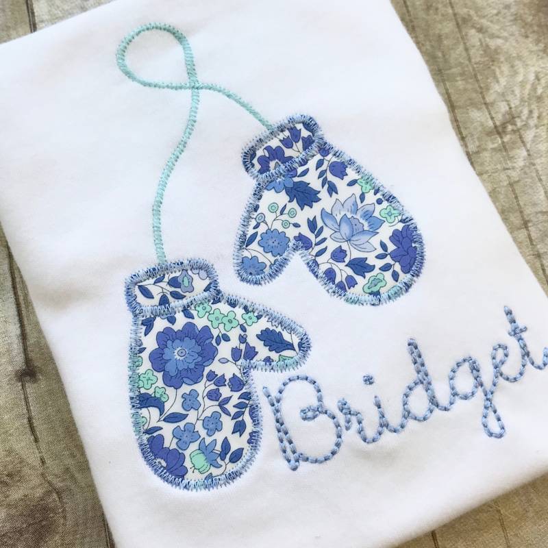 Personalisierte Winter-Monogramm-Shirt Oder Outfit Handschuhe - Blaue Cordhose Herbst-Outfit Des Kindes Monogrammed von PerfectlyPlayfulShop