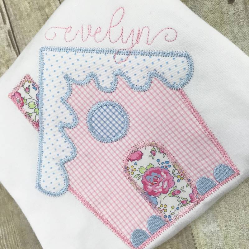 Weihnachten-Lebkuchen-Haus-Shirt - Personalisiert Rosa Und Blau Check Kindes-Winter-Outfit Monogrammiert von PerfectlyPlayfulShop