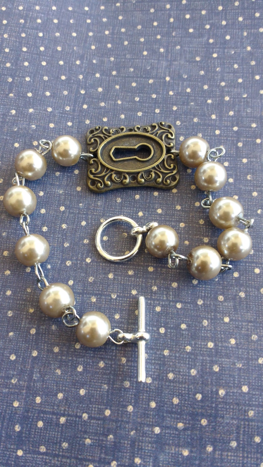 Antik Bronze Ton Perlen Armband Schlüsselloch von PerfyctlyImperfect