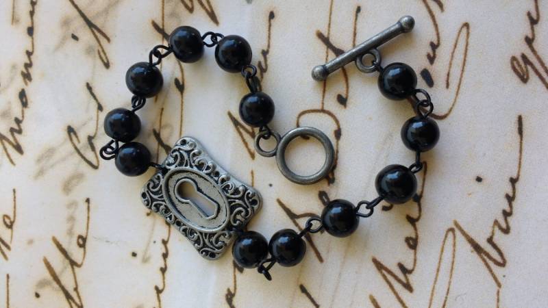 Antik Silber Ton Schlüsselloch Perlen Armband von PerfyctlyImperfect