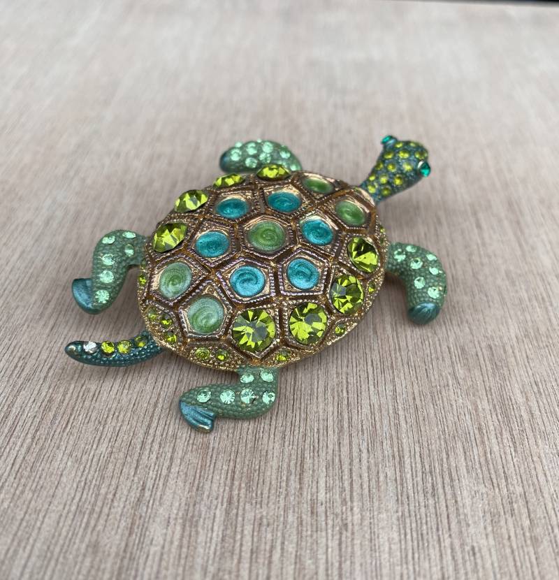 Entzückende Vintage-Schildkrötenbrosche Mit Kristallüberzug von PerfyctlyImperfect