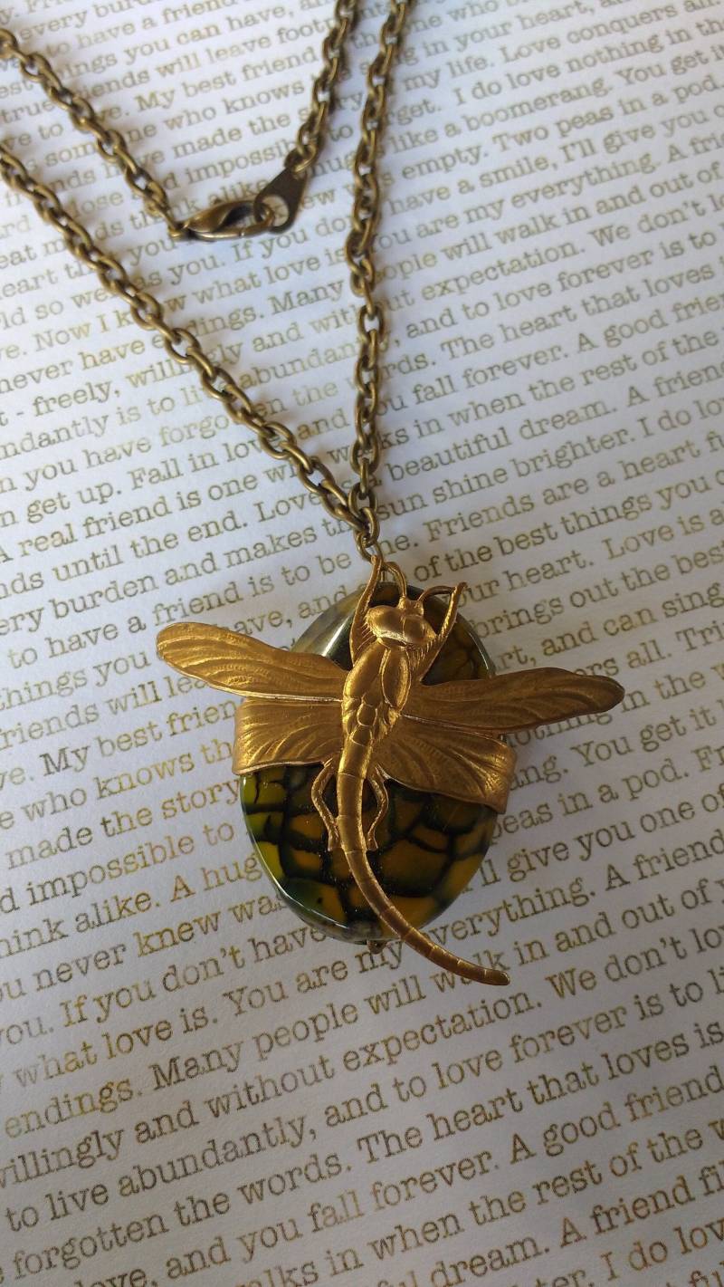 Handgefertigte Goldfarbene Libelle Halskette Mit Drachen Vein Perle von PerfyctlyImperfect