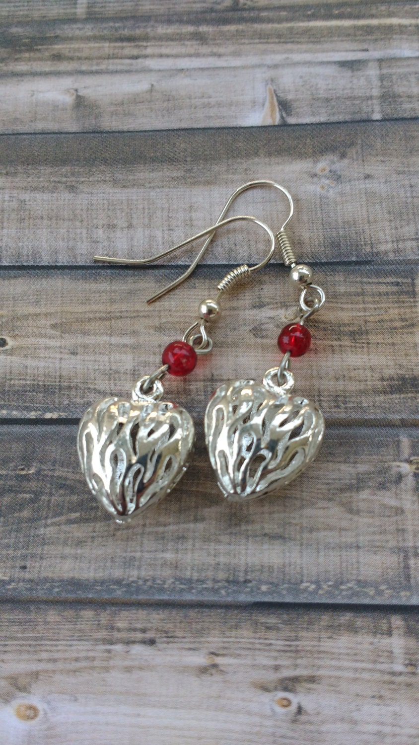Helle Silberfarbe Flammendes Herz Perlen Ohrringe 3D Herzen von PerfyctlyImperfect