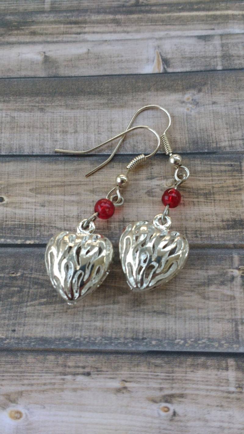 Helle Silberfarbe Flammendes Herz Perlen Ohrringe 3D Herzen von PerfyctlyImperfect