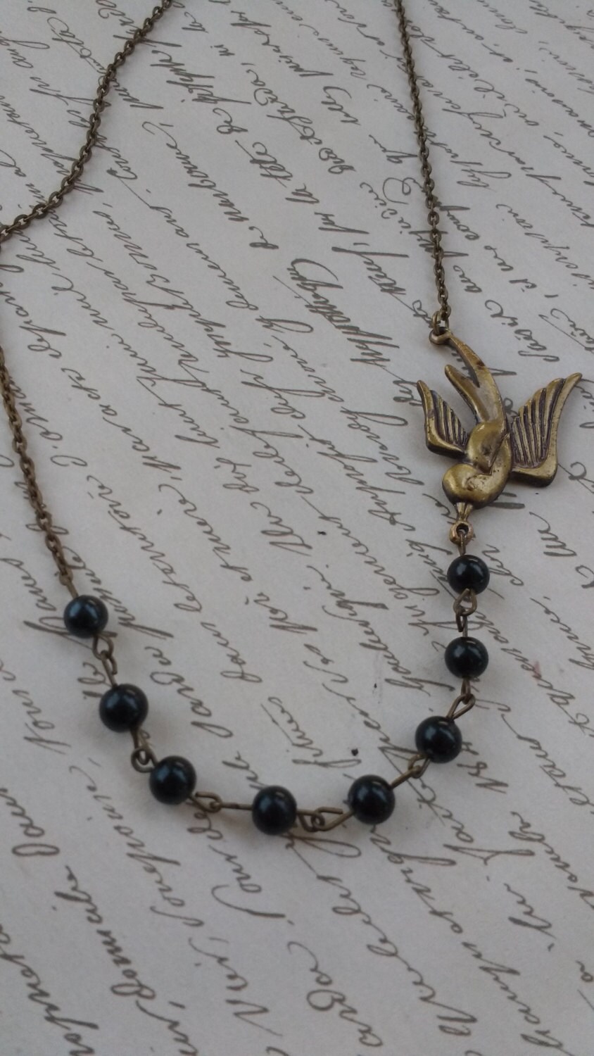 Swooping Schwalbe Perlenkette in Einem Bronzeton von PerfyctlyImperfect