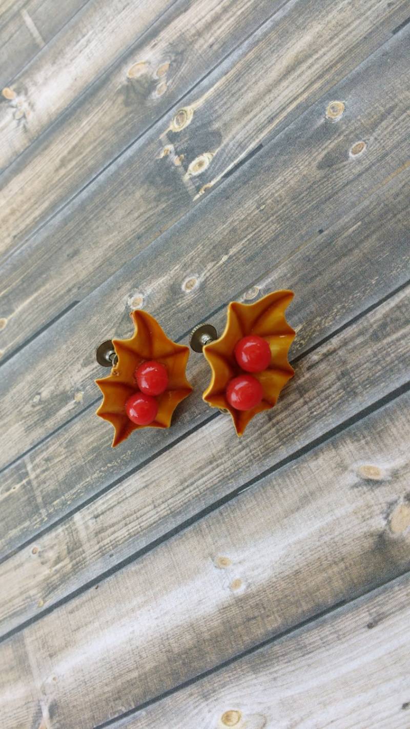 Vintage Blatt Ohrclips Rote Beere Detail von PerfyctlyImperfect