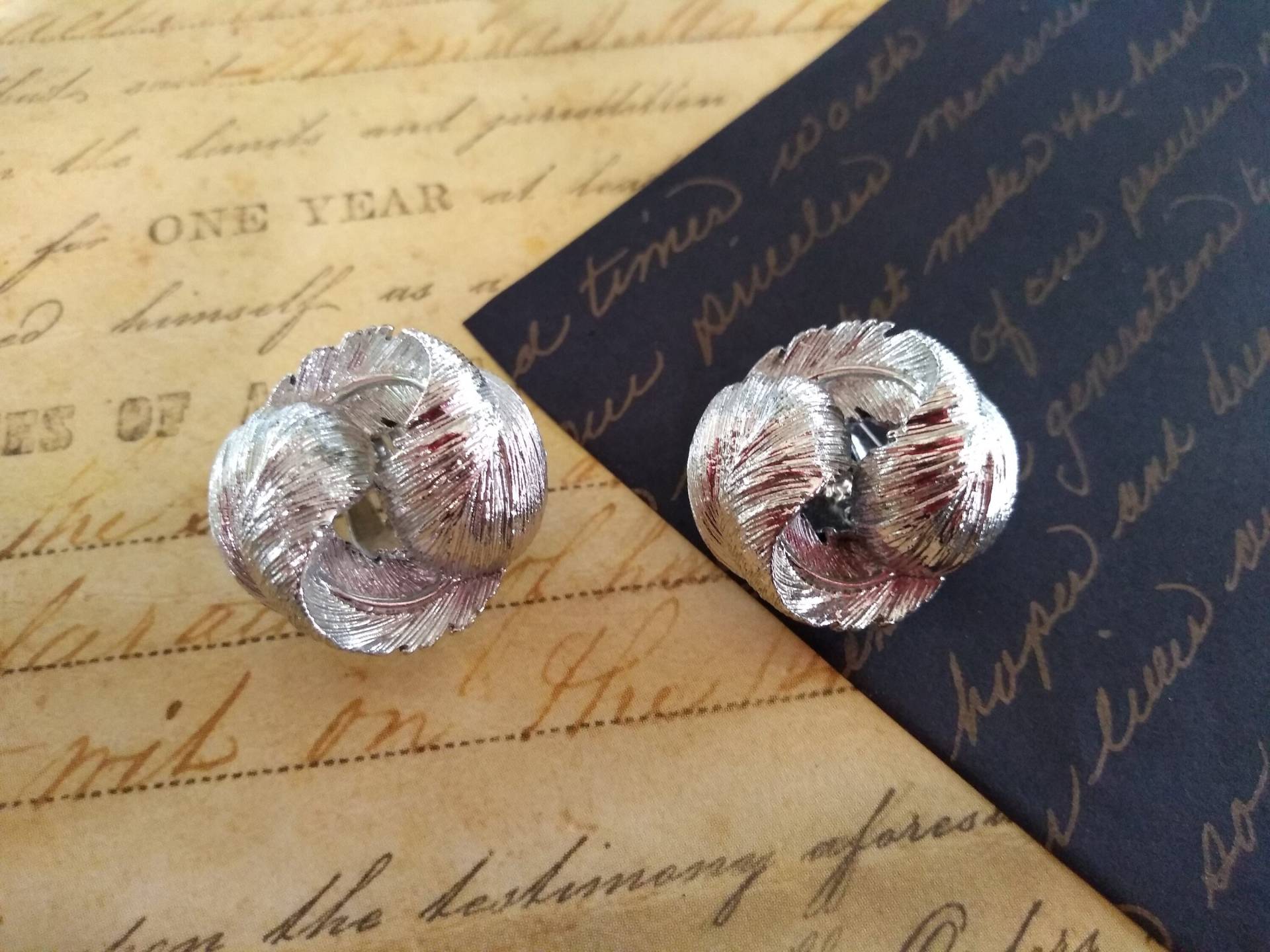 Vintage Lisner Feder Ohrclips Silberfarbener Pullover-Clip von PerfyctlyImperfect