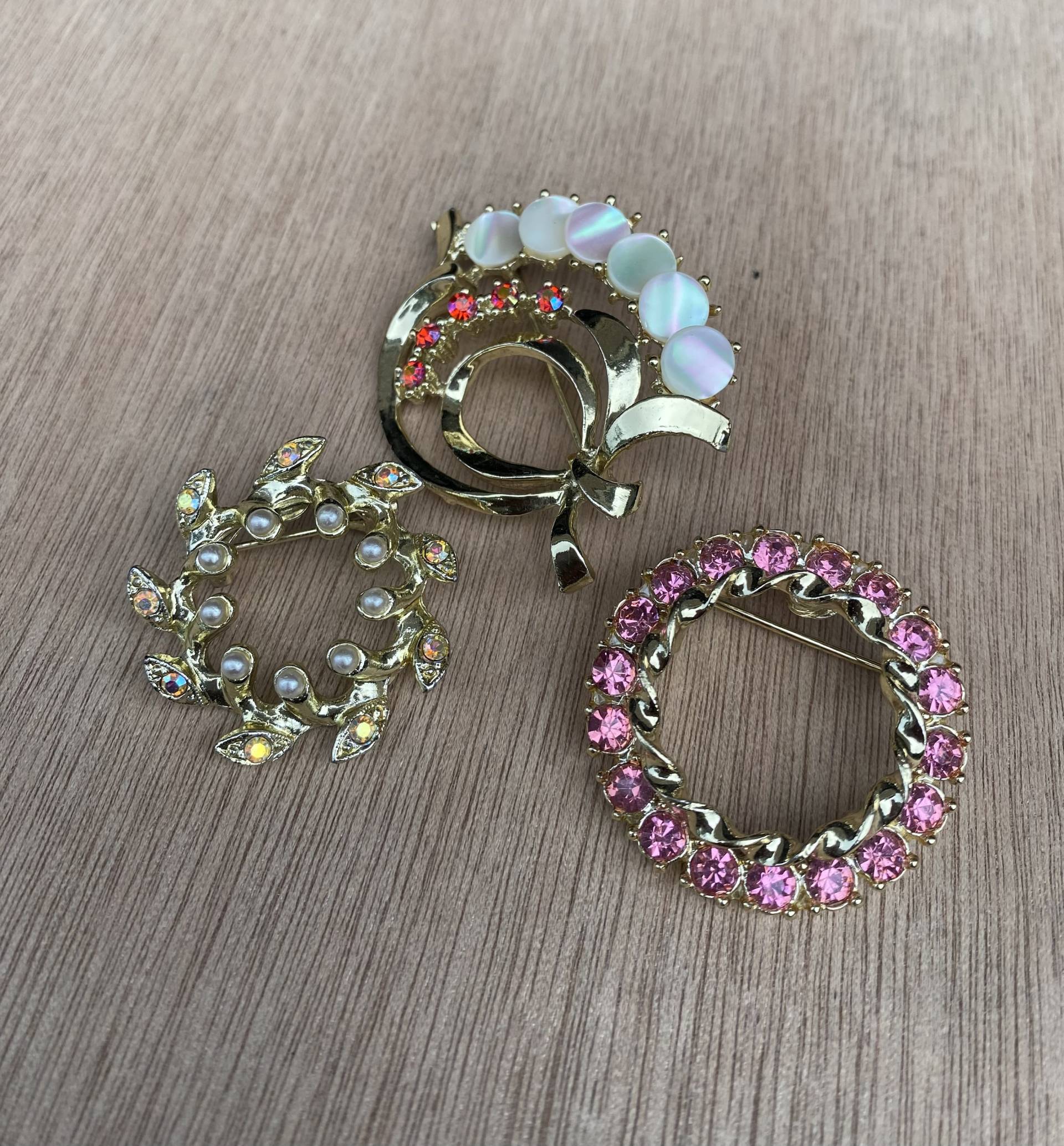 Vintage Lot Von Drei Broschen Perlmutt Rosa Kristall Blume von PerfyctlyImperfect