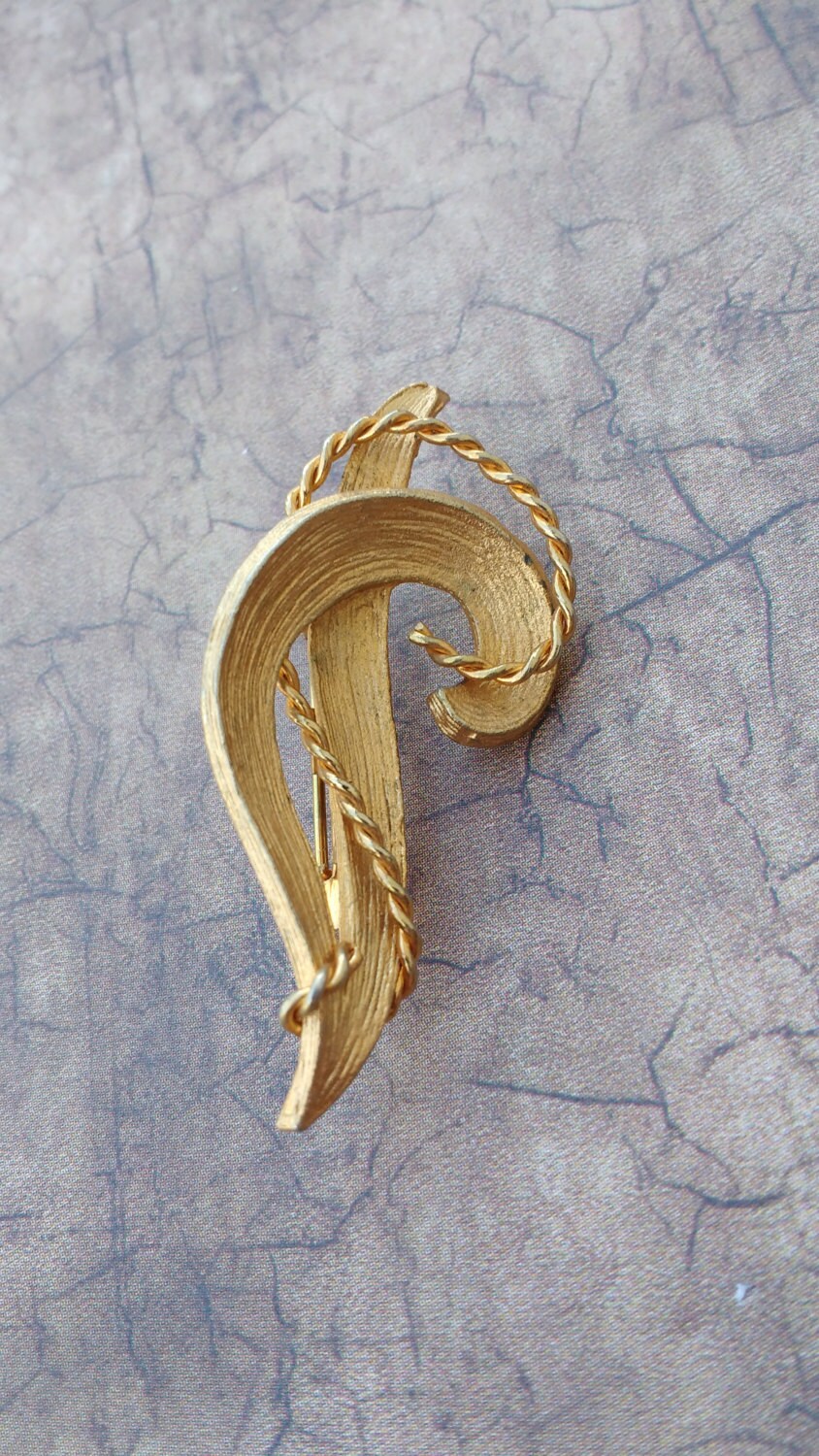 Vintage Trifari Goldfarbene Wirbel Brosche Elegantes Roma Design von PerfyctlyImperfect