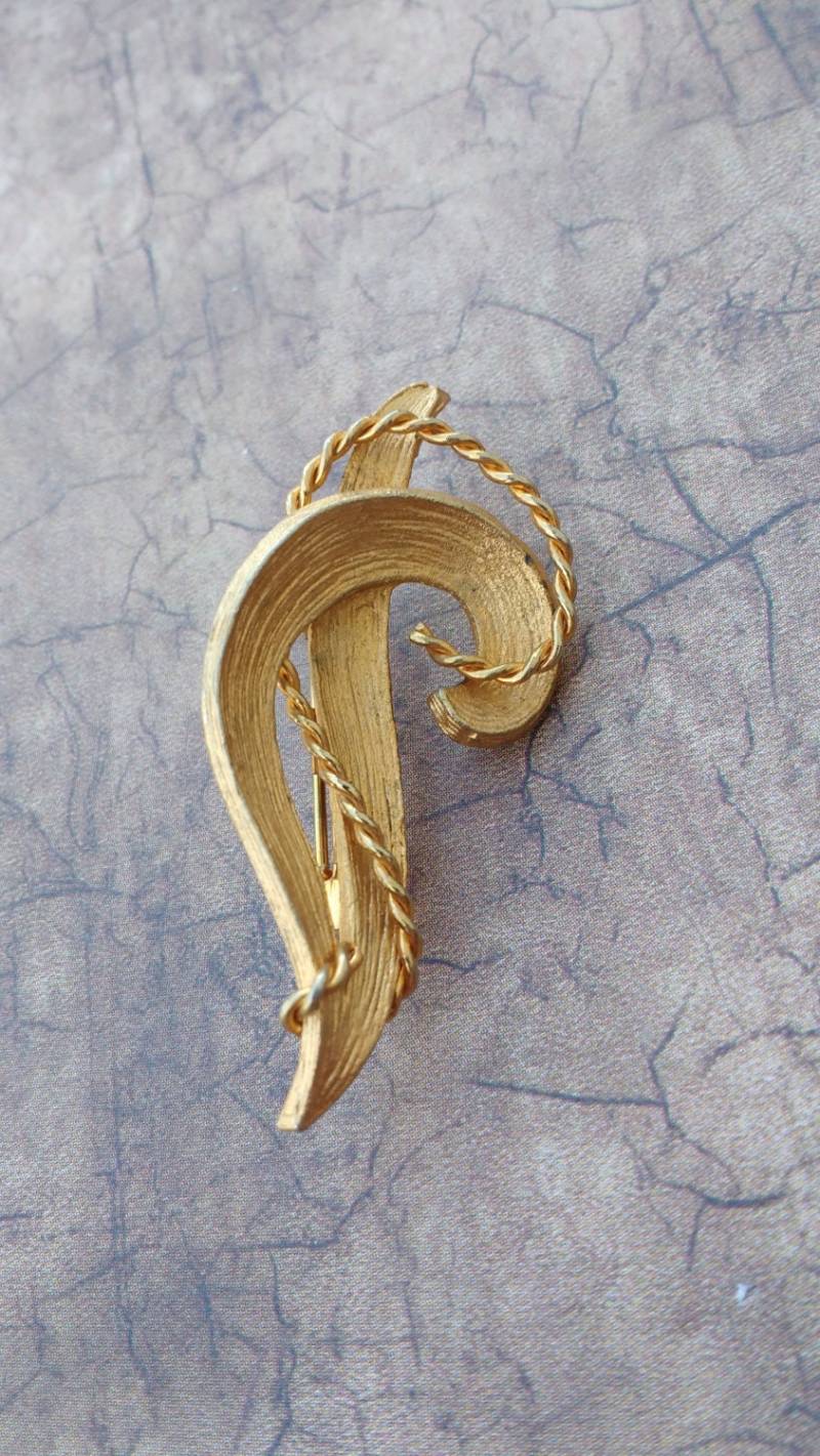 Vintage Trifari Goldfarbene Wirbel Brosche Elegantes Roma Design von PerfyctlyImperfect