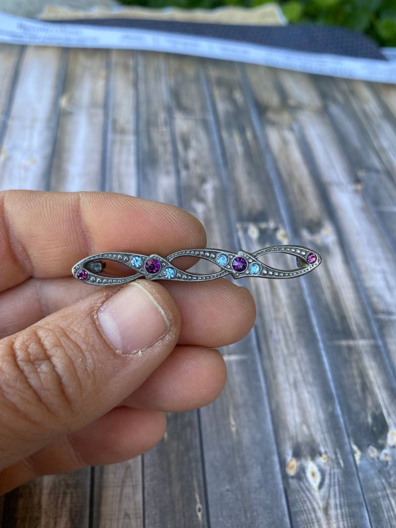 Atemberaubende Vintage Stabbrosche Im Dunklen Silberton Mit Blauen Und Violetten Kristallsteinen von PerfyctlyImperfect