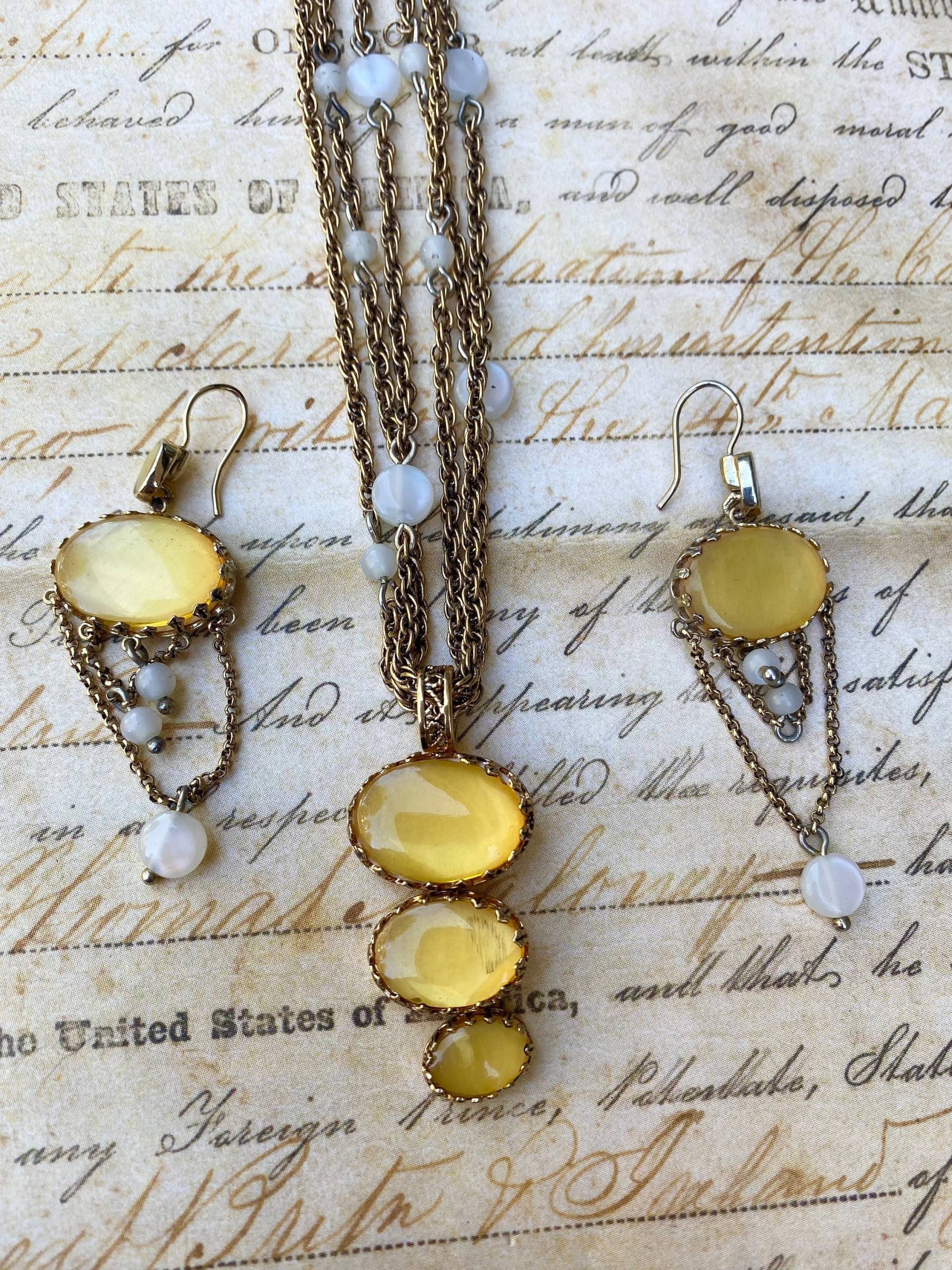 Wunderschöne Vintage Monet Lot Halskette Und Ohrringe in Einer Bronze Goldfarbenen Gelbgold Schmuck Perlen Kette von PerfyctlyImperfect