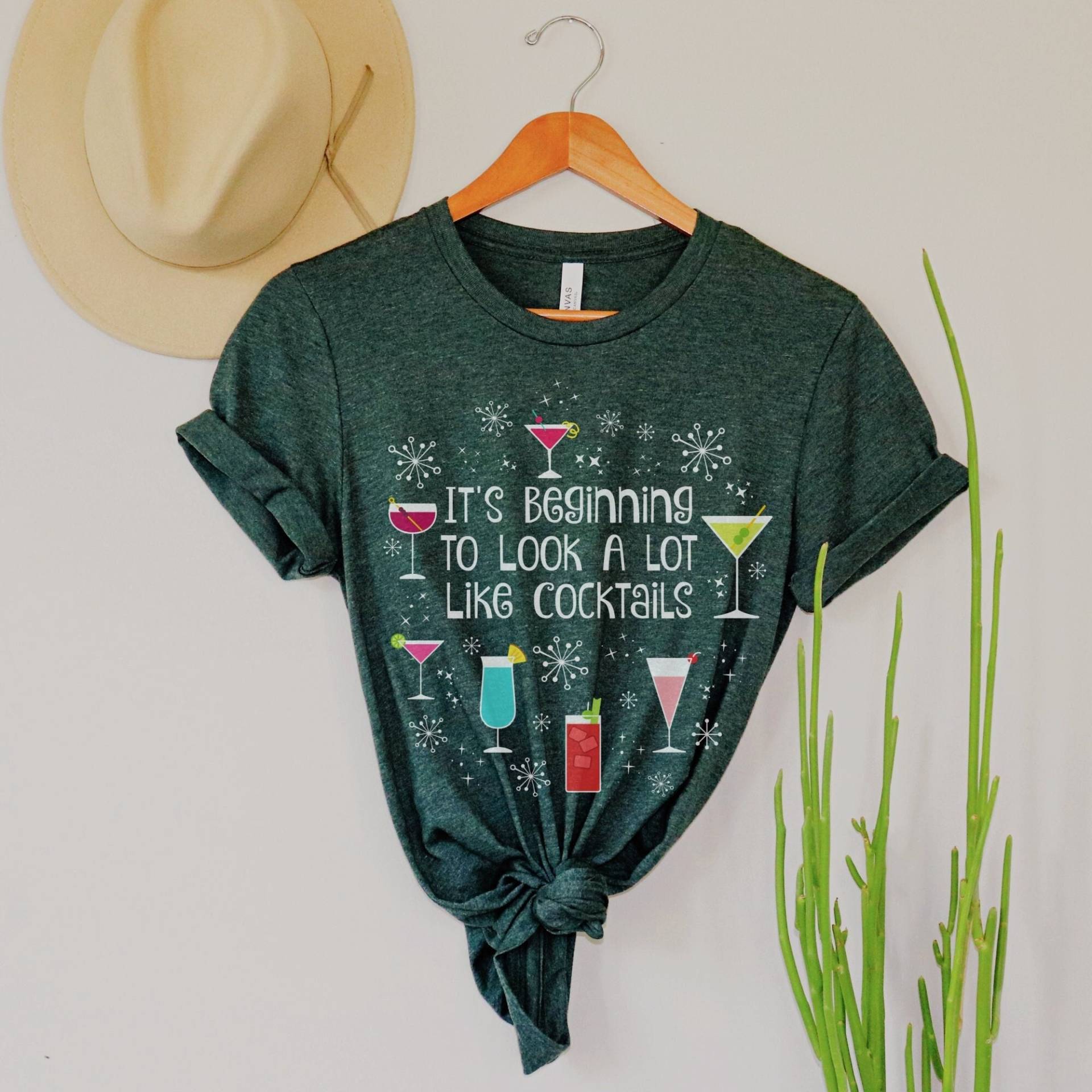 Es Beginnt Sehr Viel Auszusehen Wie Cocktails Weihnachtsurlaub T-Shirt, Lustige Weihnachtsparty Trink Martini Weinglas Shirt, Plus Size von PergolaPlants