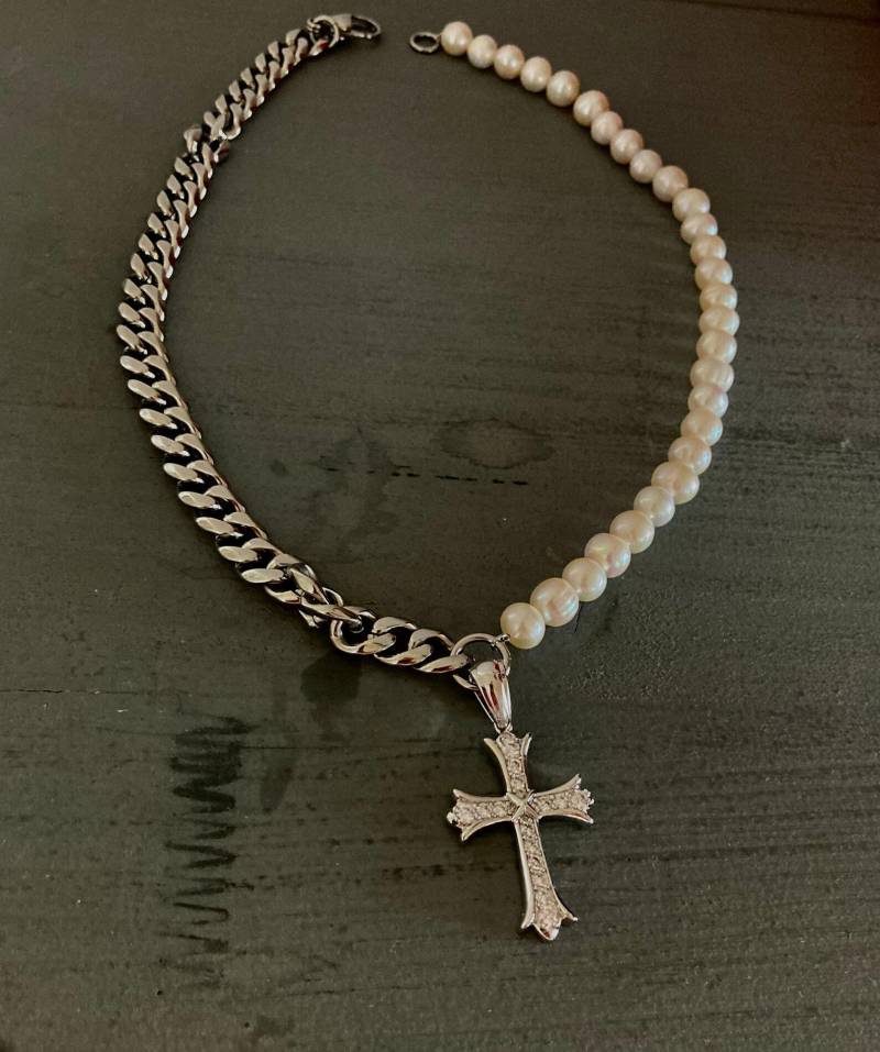 Schwere Edelstahlkette Mit Verziertem Kreuz Und Perlenkettenhälfte von PericeShop