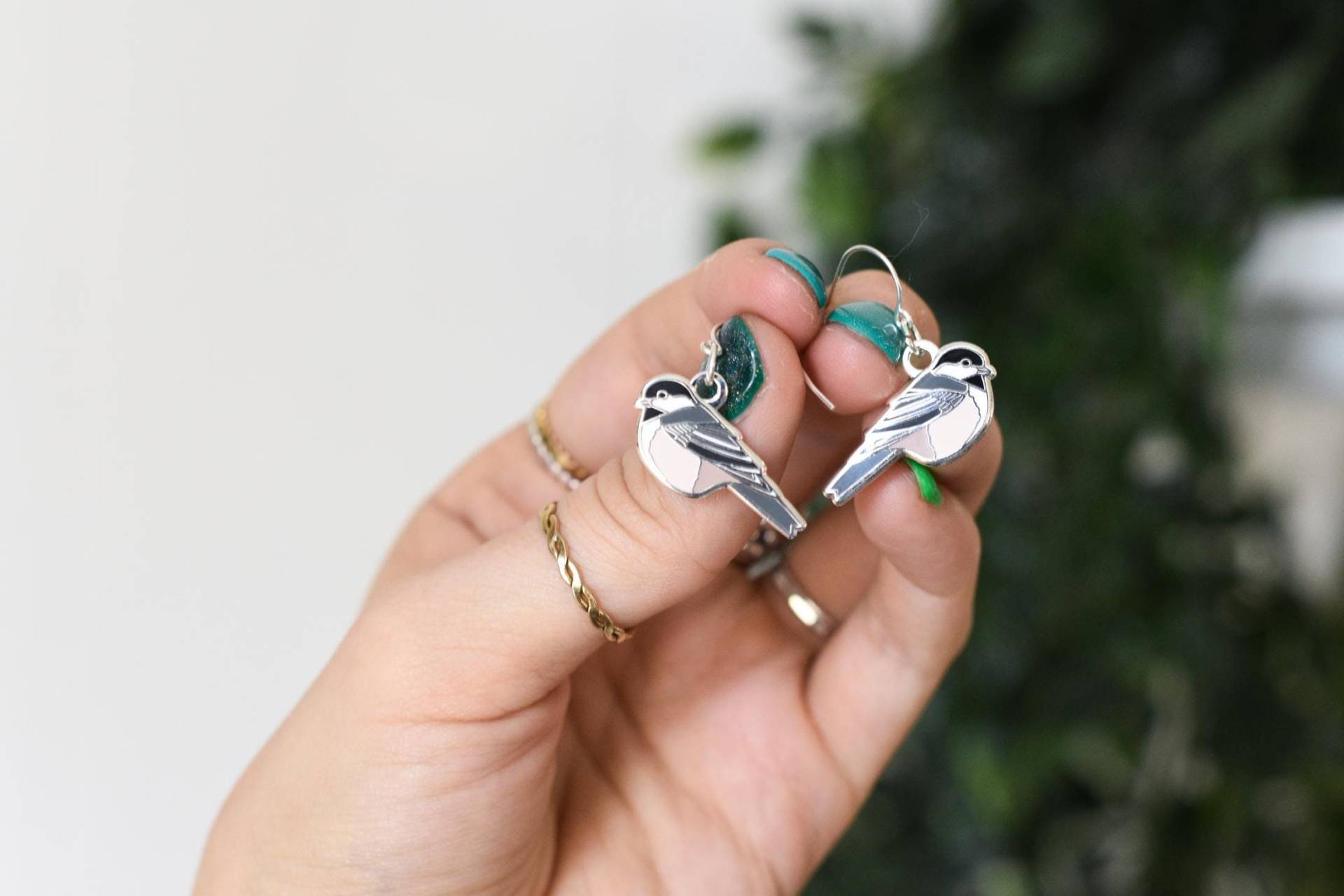 Chickadee Vogel Ohrringe Sterling Silber, Emaille Ohrringe von PeriwinkleNuthatch