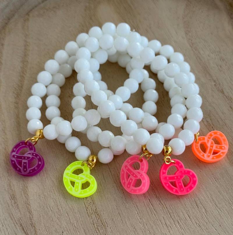 Armband Neon Acryl Brezel Fest Bierzelt Oktober Wiese Servus Acrylanhänger Brezn Brezelanhänger Dirndl Madl Tracht von PerlaHandgemacht