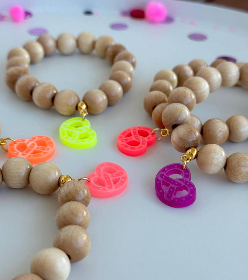 Armband Neon Acryl Brezel Fest Bierzelt Oktober Wiese Servus Acrylanhänger Brezn Brezelanhänger Dirndl Madl Tracht von PerlaHandgemacht