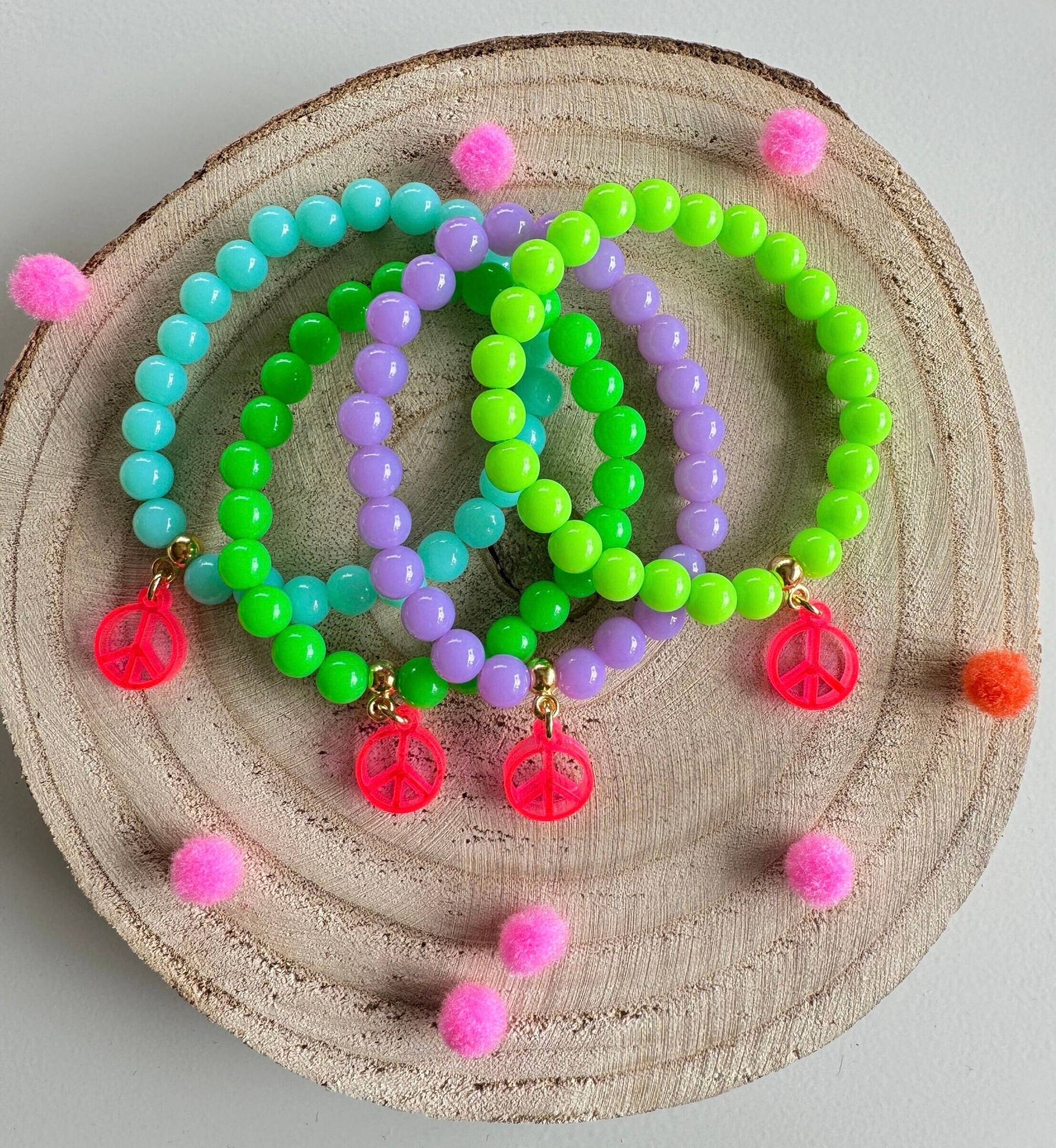 Armband Peace Neon Acryl Perlen Perlenarmband Armband Peace Neon Acryl Perlen Perlenarmband von PerlaHandgemacht