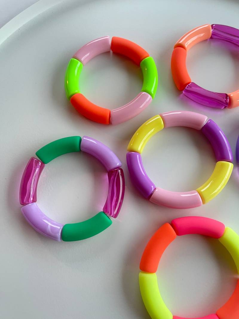 Armreif Acrylreifen Acryl Armband Perlenarmband Neon Boho Mala von PerlaHandgemacht