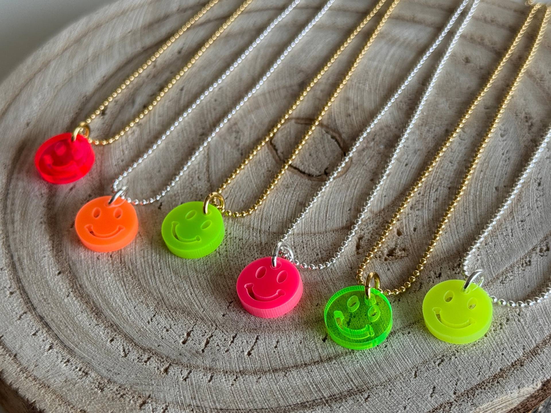 Neon Ketten 925 Sterling Silber Kugelkette Kette Mit Anhänger Happy Coin Neon Ketten 925 Sterling Silber Kugelkette Kette Mit Anhänger Happy Coin von PerlaHandgemacht