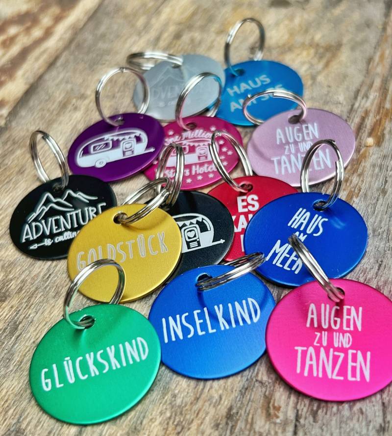 Schlüsselanhänger Alu Graviert in Vielen Farben - Auch Mit Wunschtext von Perlbude