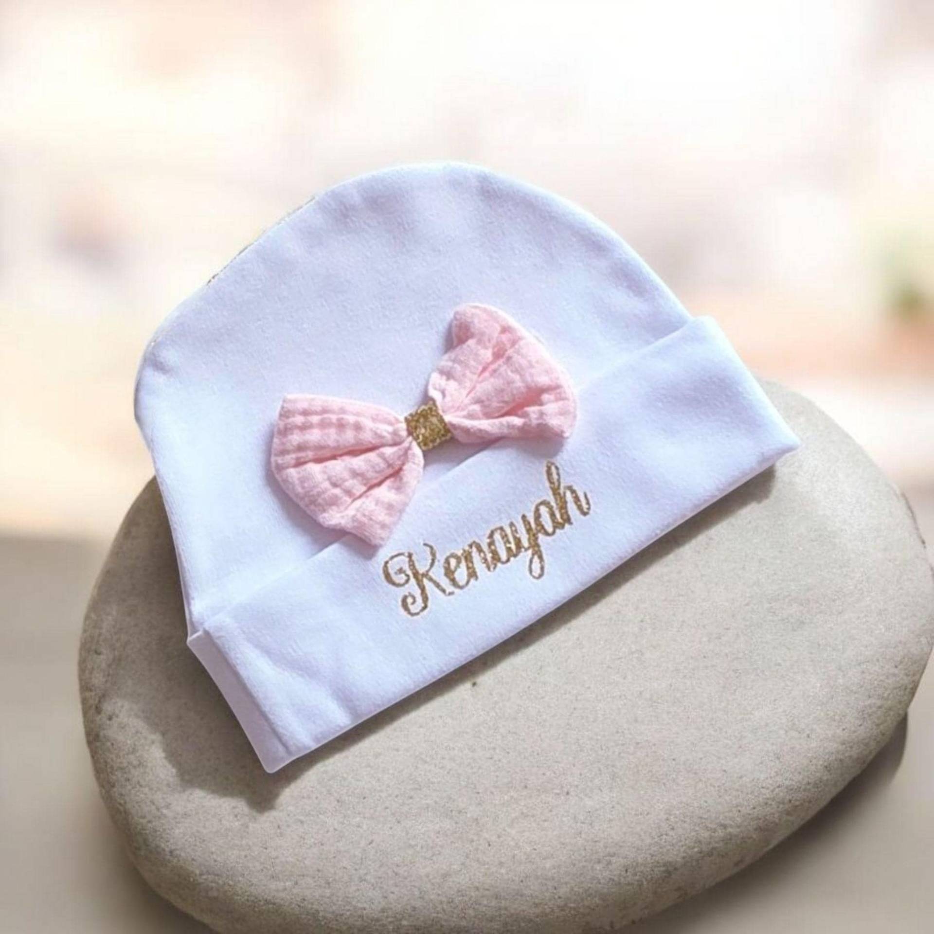 Personalisierte Baby-Geburtshaube Aus Baumwolle Personalisierte Baby-Geburtshaube Aus Baumwolle von Perlebebeperle