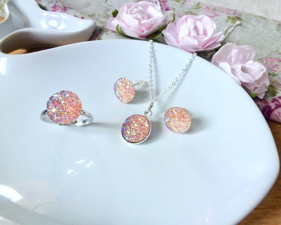 Glänzendes Rosa Set, Ring, Halskette Und Ohrringe, Blassrosa, Versilbert, Brautjungfer, Hochzeitsschmuck, Boho von PerledOcean