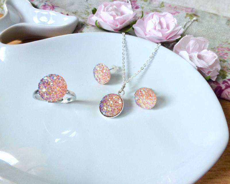 Glänzendes Rosa Set, Ring, Halskette Und Ohrringe, Blassrosa, Versilbert, Brautjungfer, Hochzeitsschmuck, Boho von PerledOcean