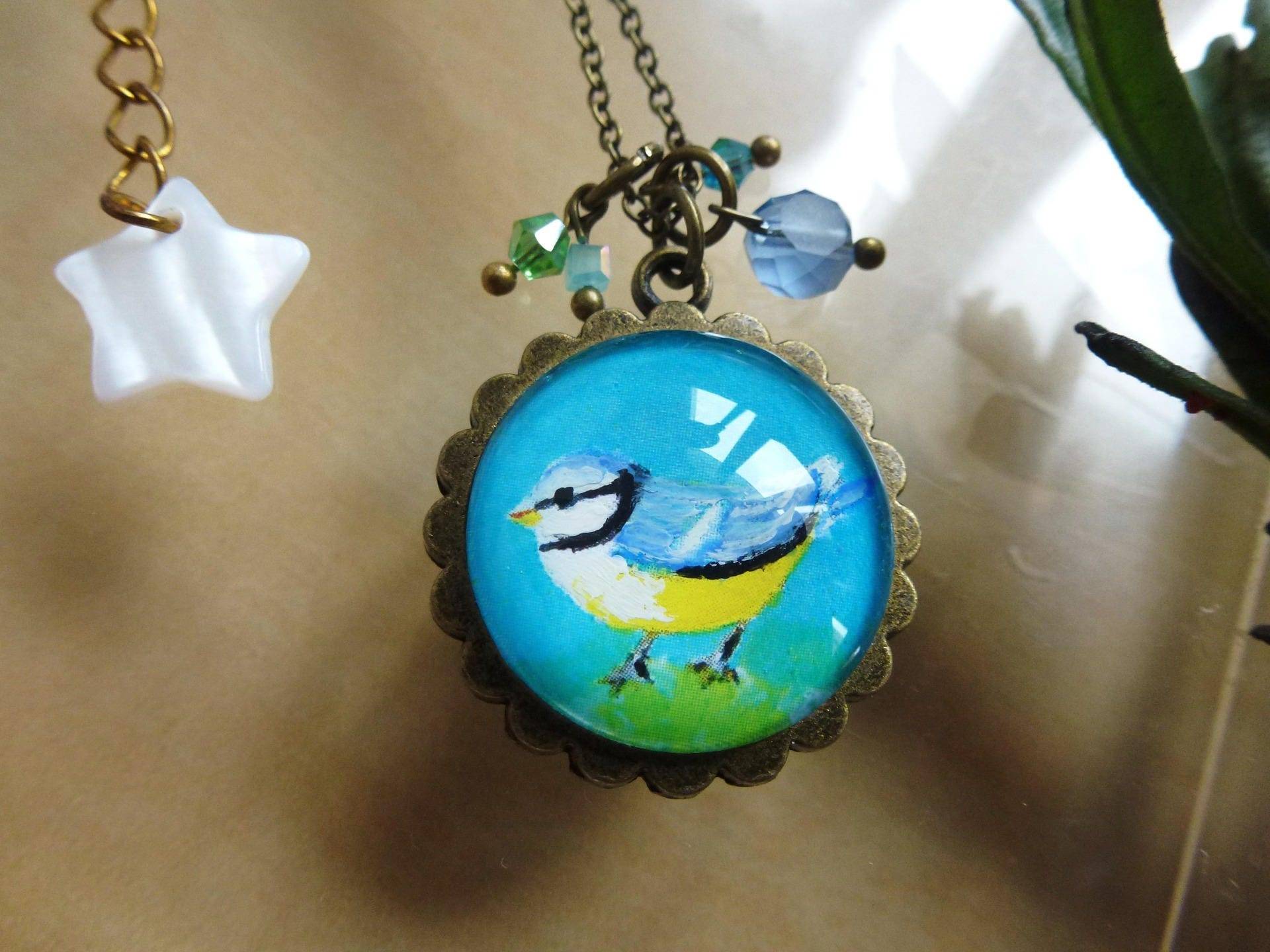 Handbemalte Blaumeise-Halskette Im Himmel, Originalgemälde Auf Bronzefarbenem Blumenmedaillon, Verziert Mit Blauen Perlen Glaskuppel von PerledOcean