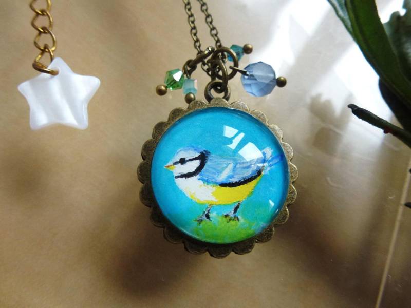 Handbemalte Blaumeise-Halskette Im Himmel, Originalgemälde Auf Bronzefarbenem Blumenmedaillon, Verziert Mit Blauen Perlen Glaskuppel von PerledOcean