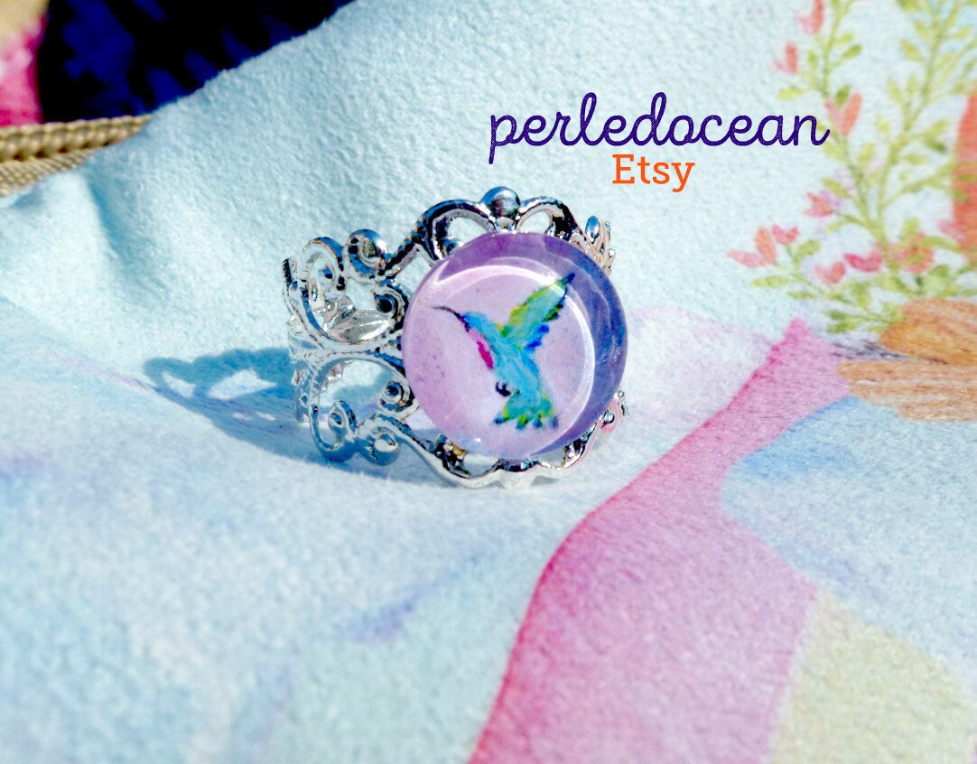 Handbemalter Kolibri-Ring Mit Einer Glaskuppel Auf Einem Verstellbaren Filigranen Ring Aus Silberfarbenem Metall von PerledOcean