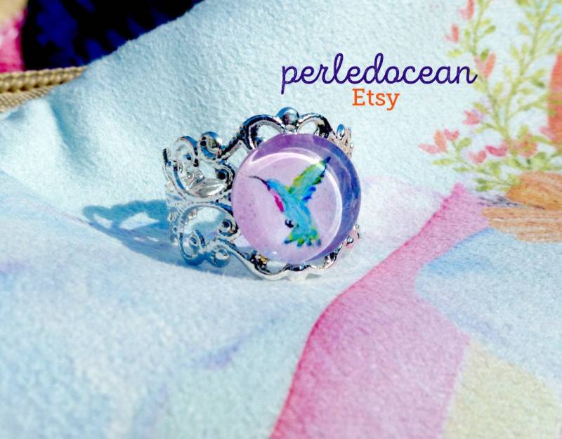 Handbemalter Kolibri-Ring Mit Einer Glaskuppel Auf Einem Verstellbaren Filigranen Ring Aus Silberfarbenem Metall von PerledOcean