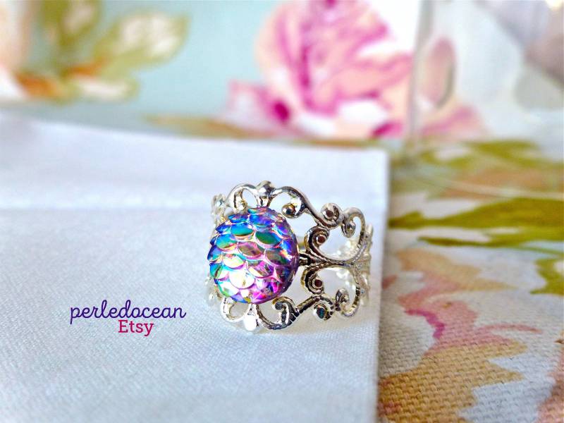 Verstellbarer Filigraner Ring, Meerjungfrau-Harz-Cabochon, Parma-Mauve, Meerjungfrau-Ring, Fischschuppe, Silbernes Metall, Durchscheinend, Hübsch von PerledOcean