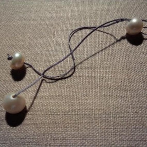 Halskette Sautoir Modular 3 Perlen Süßwasser Weißen Draht Grau Satin Halskette Sautoir Modular 3 Perlen Süßwasser Weißen Draht Grau Satin von Perlefil