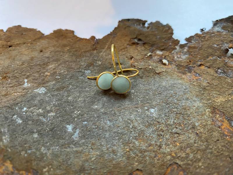 Aqua Chalcedon Edelsteinohrringe Mit Goldelementen Aus Vergoldetem 925Er Silber von PerlenAteliers