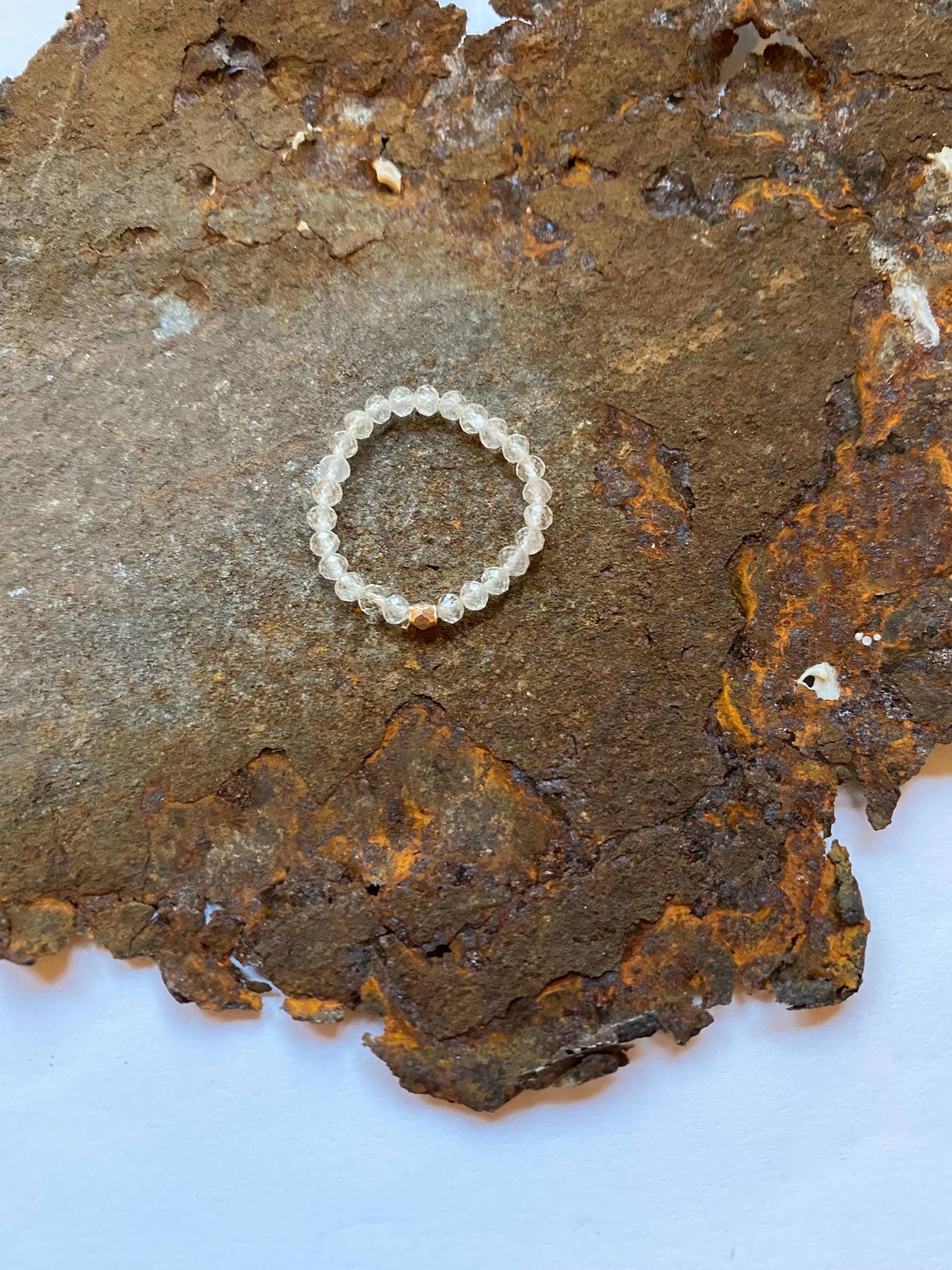 Edelsteinring Bergkristall Facettetiert Mit Goldelementen Edelsteinring Bergkristall Facettetiert Mit Goldelementen von PerlenAteliers