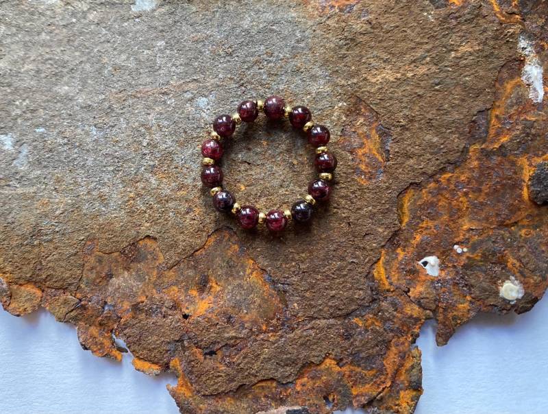 Edelsteinring Granat Mit Goldelementen Aus Vergoldetem 925Er Silber von PerlenAteliers