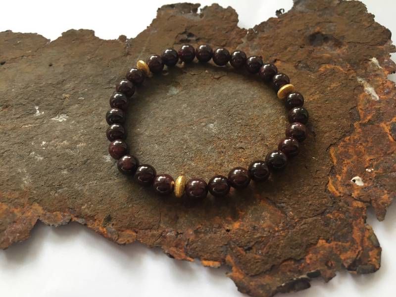 Granat Armband Mit Goldelementen von PerlenAteliers