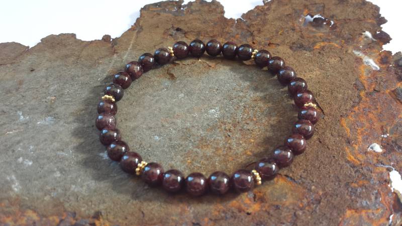 Granat Armband Mit Goldelementen von PerlenAteliers